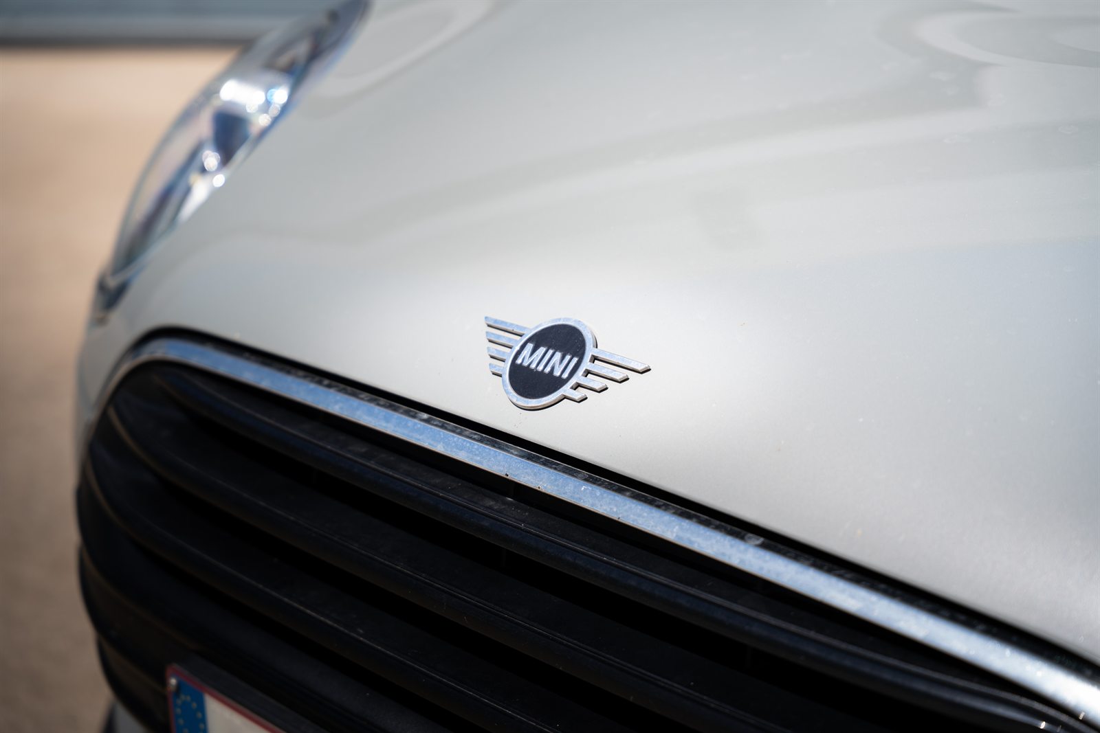 MINI-logo op de motorkap