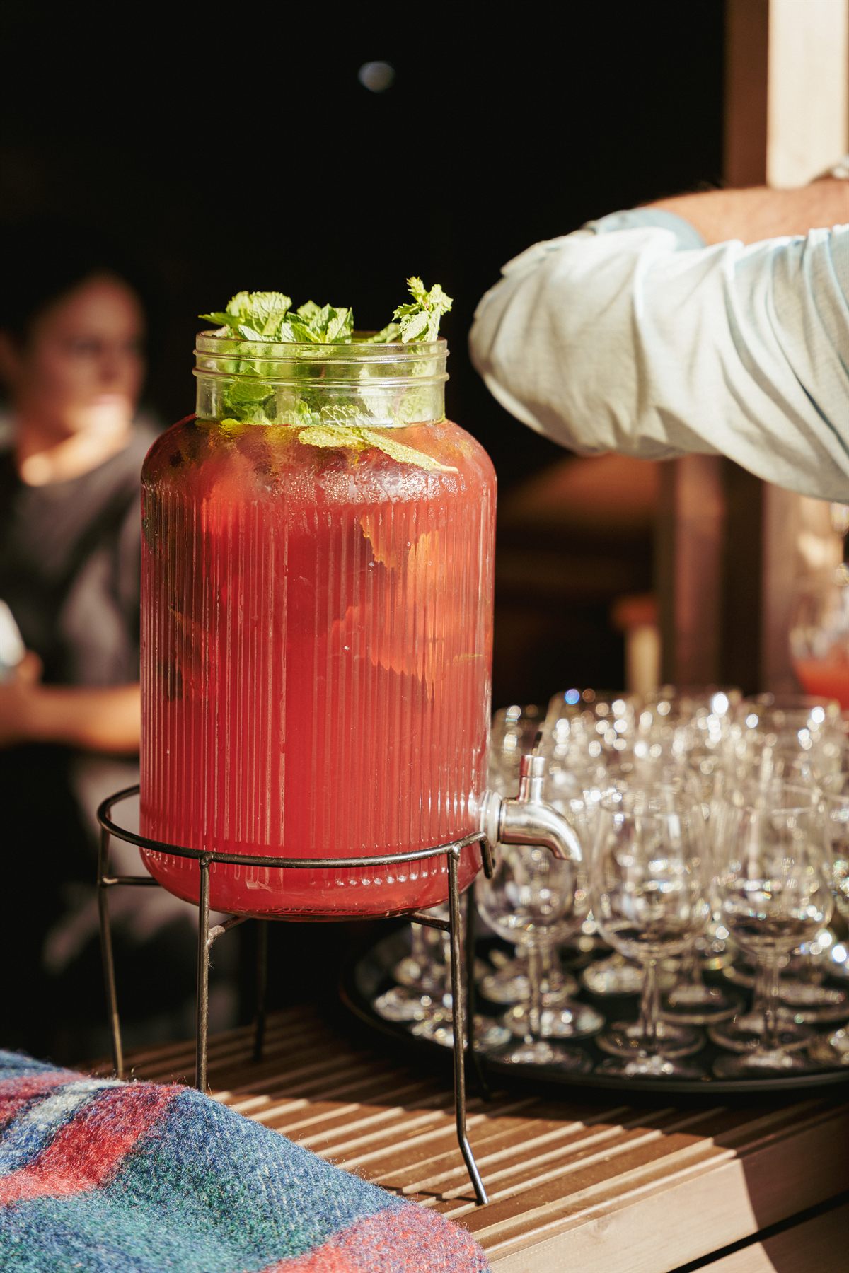 Drankje met fruit naast een rij glazen