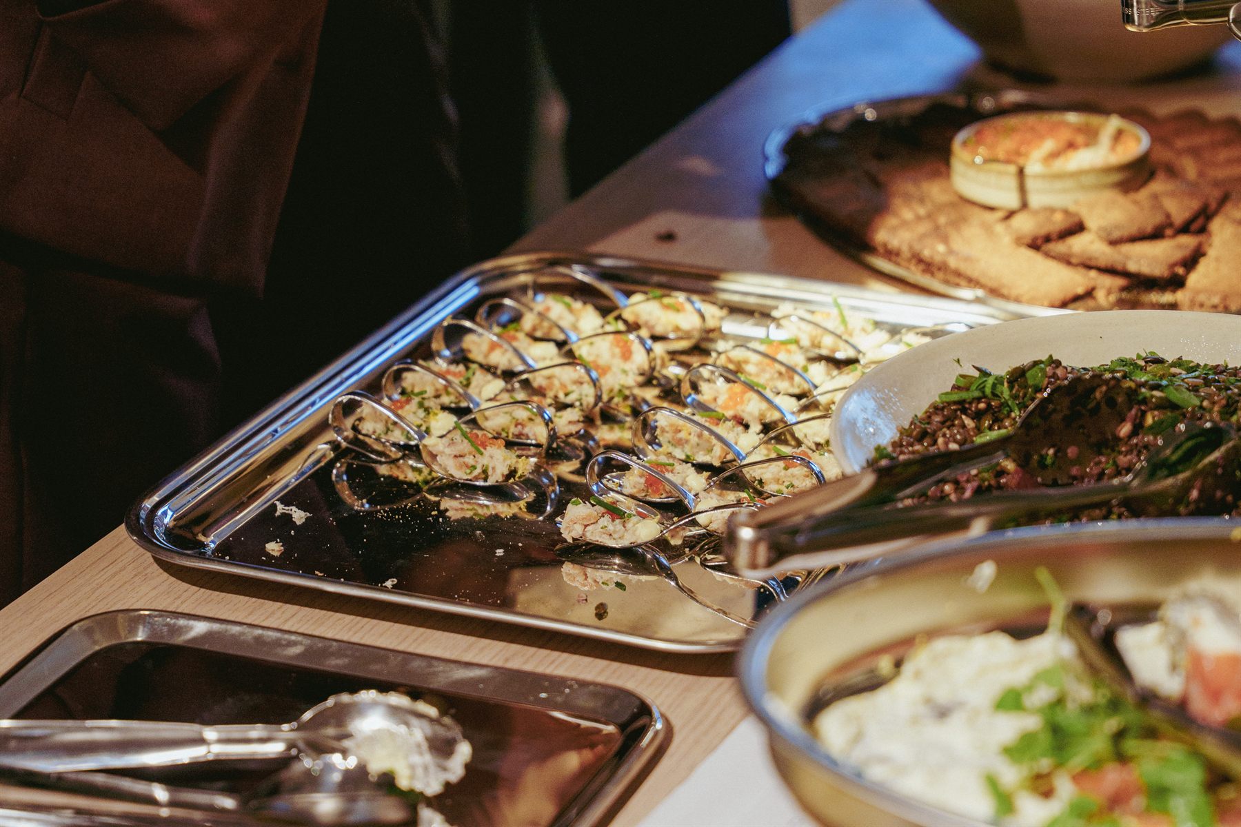Schalen met eten op het buffet