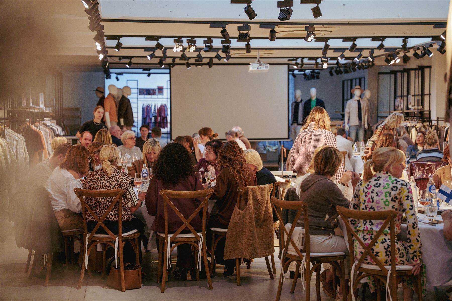 Gasten aan tafel in de winkel, klaar voor de avond