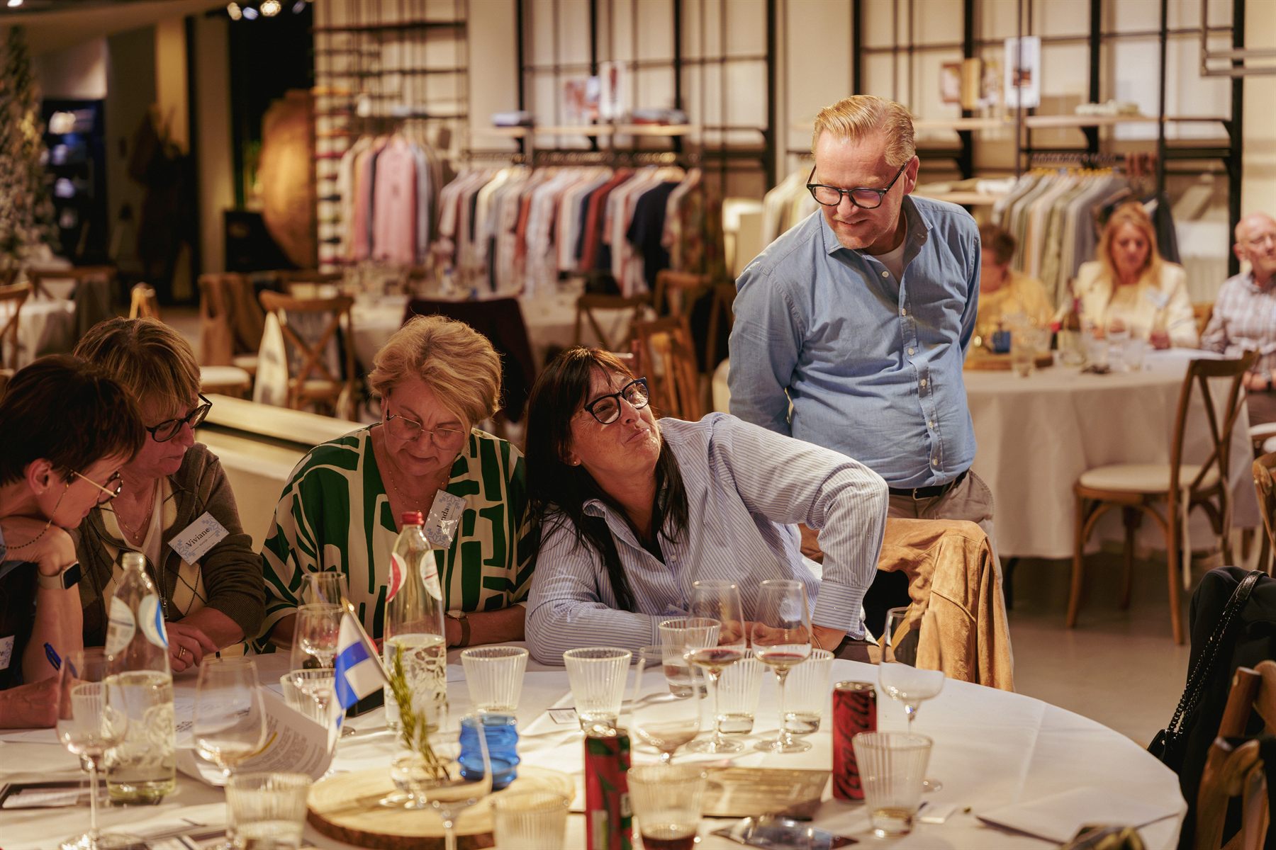 Gasten die praten en lachen aan tafel